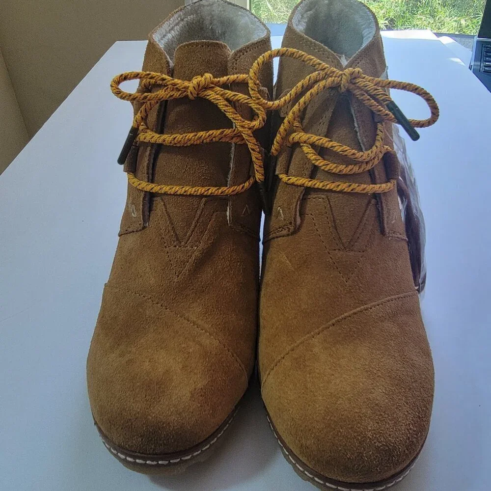 TOMS Desert Tan Suede Wedge Ankle Boots Women’s Size 10 Faux Fur Lined